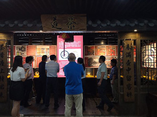 省商務廳郭曉峰處長一行蒞臨雙龍戲珠酒業(yè)參觀調(diào)研