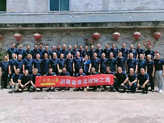 好酒敬英雄|退伍老兵走進雙龍戲珠探秘洞藏醬酒